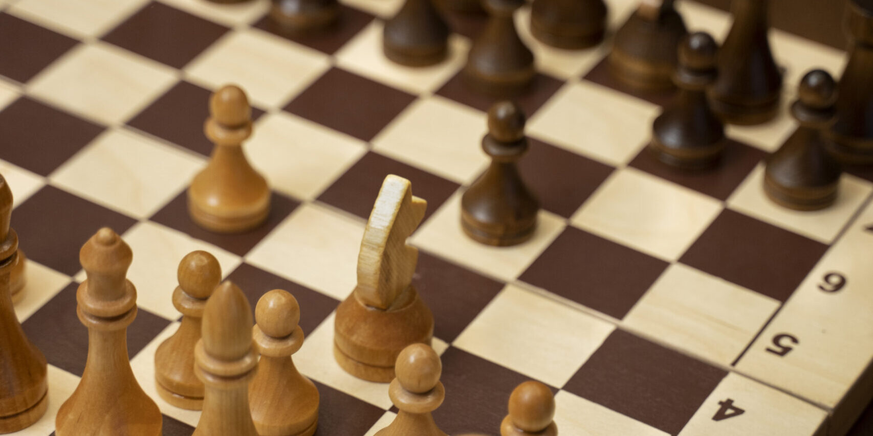 gra-w-szachy-pod-duzym-katem-na-stole